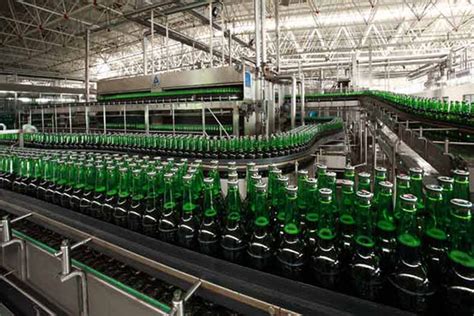 啤酒厂生产线上的啤酒瓶高清图片下载-正版图片501454511-摄图网