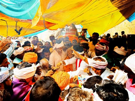 खुद को हिंदू नहीं मानने वाले सांसद राजकुमार रोत ने महादेव को लगाई धोक ...