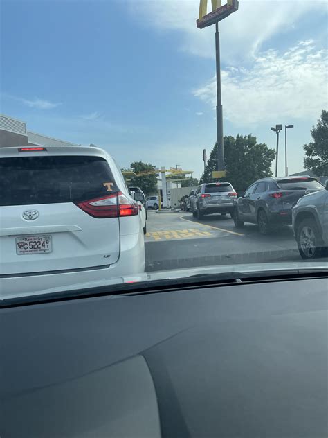 Am I in the wrong for wanting people to use the drive thru line as directed? : r/AmiInTheWrong