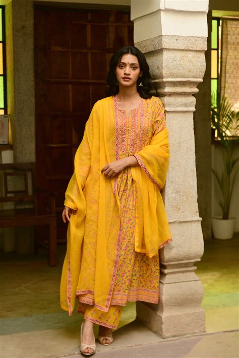Aaravi Golden Yellow Cotton Suit Set – Shilpi Handicrafts