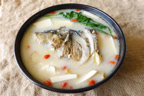 【鱼头豆腐汤的做法步骤图，鱼头豆腐汤怎么做好吃】我脑公全世界最帅_下厨房