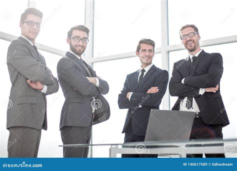 Business People Standing 的图像结果