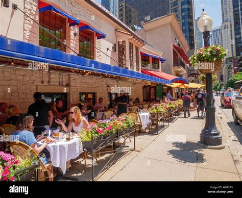 Sidewalk café, Carmine's Restaurant, Chicago, Illinois Stock Photo - Alamy