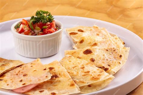 Quesadilla Mexicaine Synchronisée Avec Jambon Et Fromage Fondu, Sauce ...