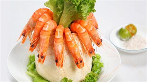 Tôm sú hấp trái dừa