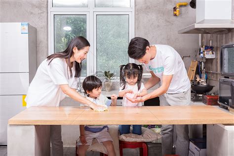 孩子学习帮助父母做家务擦桌子高清图片下载-正版图片500441021-摄图网