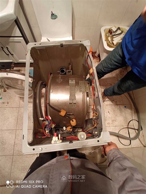 海尔滚筒洗衣机拆机加清洗 这设计太让人无语了 - 拆机乐园 数码之家