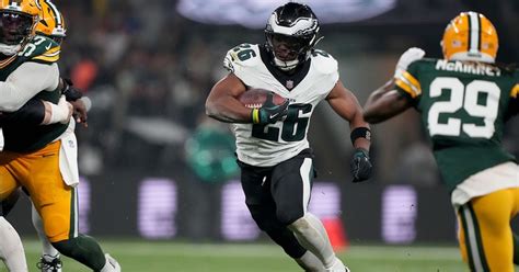 Simulcam: Jeremiyah Love pulls away from Saquon Barkley in 40-yard dash HD Wallpaper Aesthetic