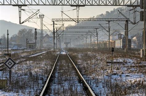 Railroad tracks in winter | Premium Photo