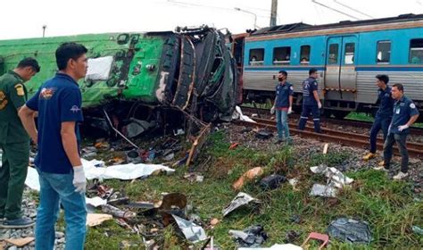 泰国发生大巴与火车相撞事故 至少20死30伤_新浪新闻