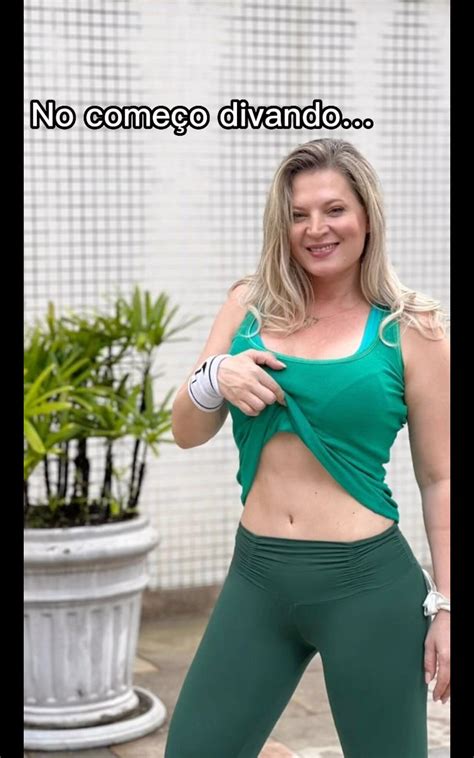 Foto: Joice Hasselmann exibe a barriga chapada com frequência na web ...