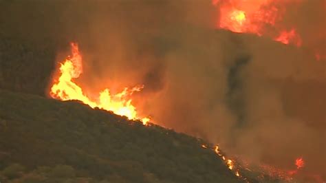 Rapidly spreading Airport Fire in Orange County seen in photographs | KTLA