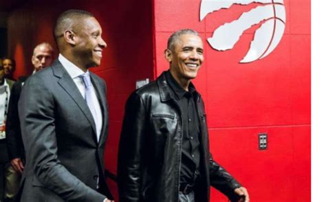 奥巴马现身NBA总决赛 黑色皮衣气场十足_比赛