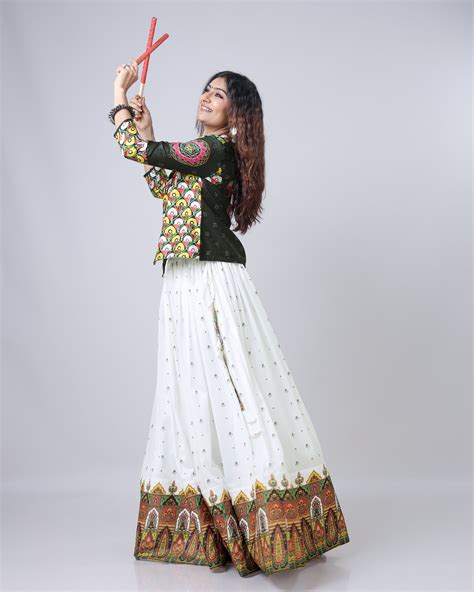 Festival Fresh: White Flared Lehenga With Rich Border – Fabcurate