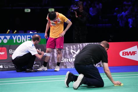 Thailand's Kunlavut spills blood to win badminton world crown