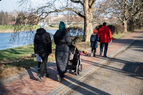 Par of People Walking 的图像结果