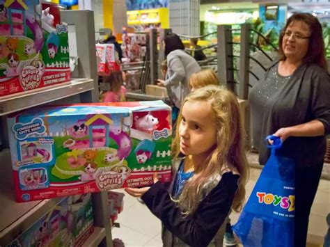 Toys R Us owes pregnant women a ton of money - and it's refusing to pay ...