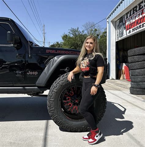 Celebrities Endorsement - Shelby Dueitt | Custom Handmade Knives in Canada