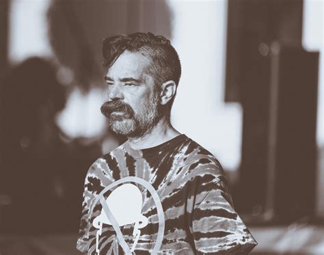 People Looking Standing 的图像结果