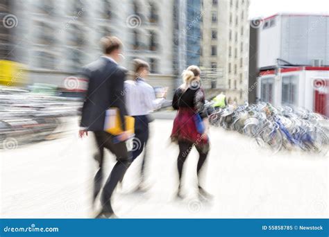 People Walking Blur 的图像结果