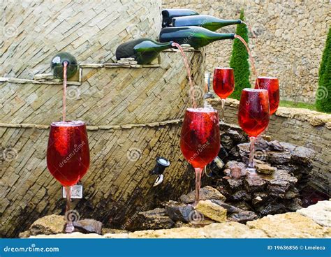 Fontana di vino rosso fotografia stock. Immagine di vetro - 19636856