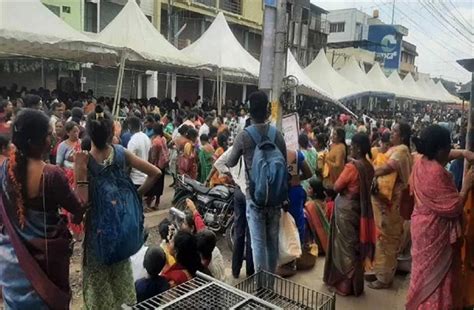 कर्नाटक के हसनंबा मंदिर में टूटा बिजली का तार, खंभे में दौड़ा करंट, मची ...