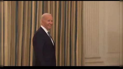 Biden's 'Weird Smirk' While Ignoring Trump 'Political Prisoner ...