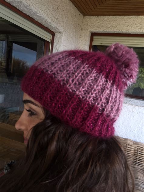 Gorro tejido a mano con pompón grande, de colores - Artesanum