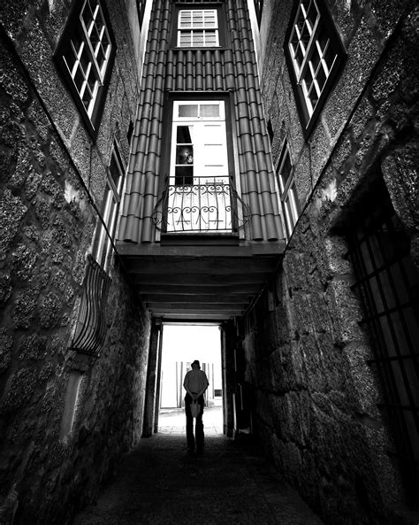 The eyes that follow your steps by Jorge Pimenta
