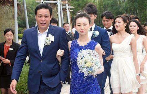 中国体坛最幸福的男人，三任妻子都是美人，现任看着比女儿还年轻_范志毅