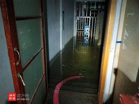 南京入梅首场大暴雨，多处小区住宅积水严重，有车被淹、墙体被冲塌_腾讯新闻