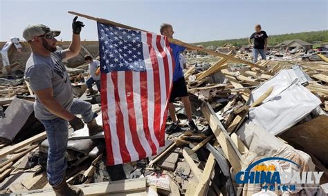 美国中南部遭龙卷风袭击致16人死 州长视察灾情[1]- 中国日报网