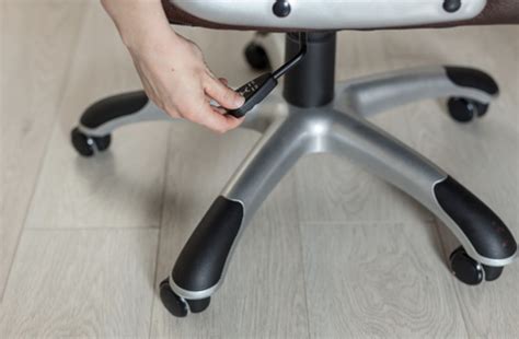 Fixing Computer Chair 的图像结果