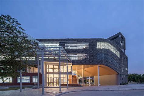 桥上教学楼 – 盐城外国语学校创新中心 / 普泛建筑 | 建筑学院