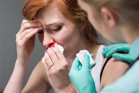 नाक से खून आने के लक्षण, कारण, जांच, इलाज और बचाव - Nosebleeds Causes ...