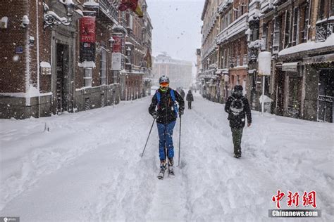西班牙大雪堆积 民众出行靠雪橇和滑雪