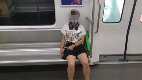 南宁一女子乘坐地铁时进行淫秽视频直播，被批准逮捕_凤凰网视频_凤凰网