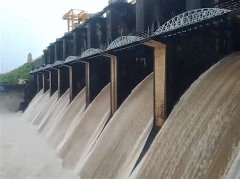 Cloudburst hits Mendarda, 13 inches of rain flood towns,Rivers overflow ...