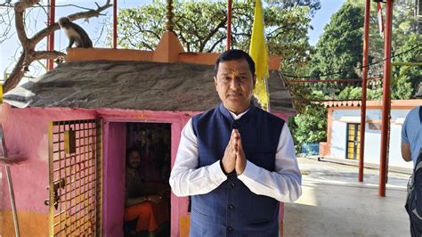 पौड़ी गढ़वाल से BJP उम्मीदवार अनिल बलूनी ने वोट डालने से पहले कंडोलिया ...