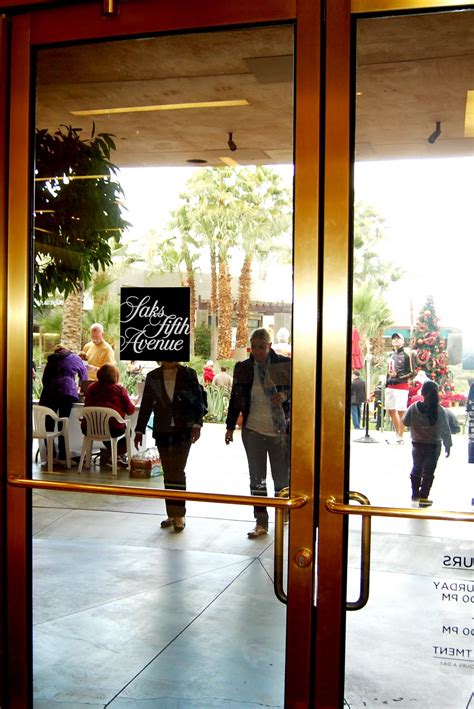 10022-SHOE Palm Desert: EVEN SANTA SHOPS FOR SHOES @ SAKS!