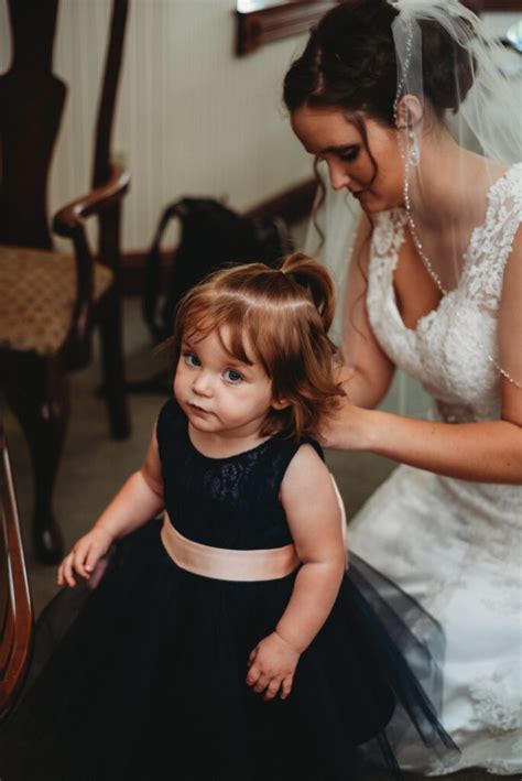 Amish Bride 的图像结果