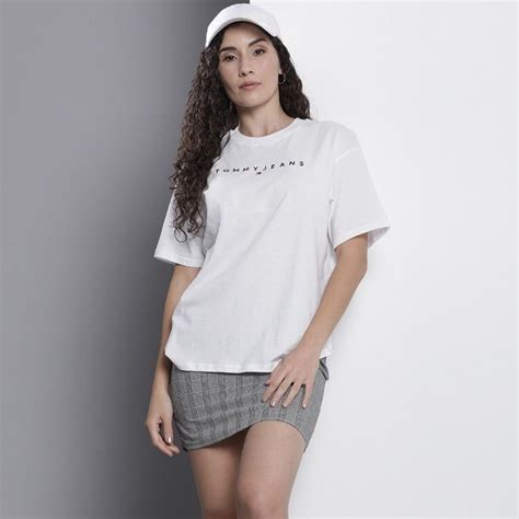 White outfits for Holi: White kurtas, T-shirts and more oufits to go for