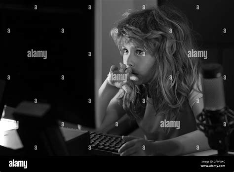 Child Playing Computer Games 的图像结果