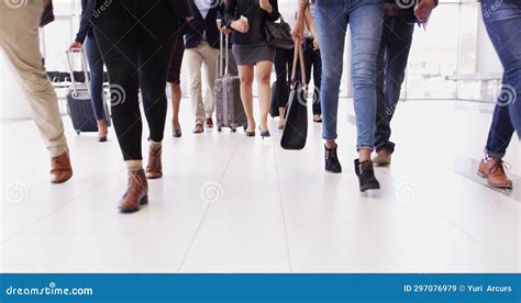 Business People Walking On All Fours 的图像结果