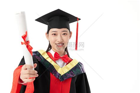 硕士毕业生手拿毕业证书高清图片下载-正版图片501717433-摄图网