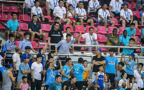大连人主场涌入15968名球迷，谢晖成看台上“最特殊球迷”_手机新浪网