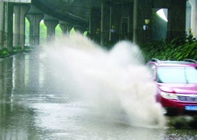 雨天考验公德心 快车溅人一身水_新浪新闻