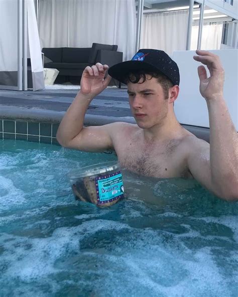Shirtless Movies & TV : Nolan Gould