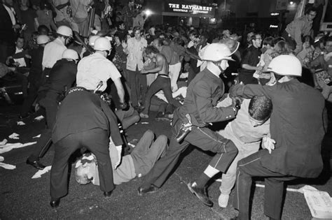 1961年5月25日，美国反种族隔离者在公共汽车上遭殴打_文化读书频道_新浪网