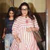 Viral pictures of blushing Sara Ali Khan as she receives BF Kartik ...
